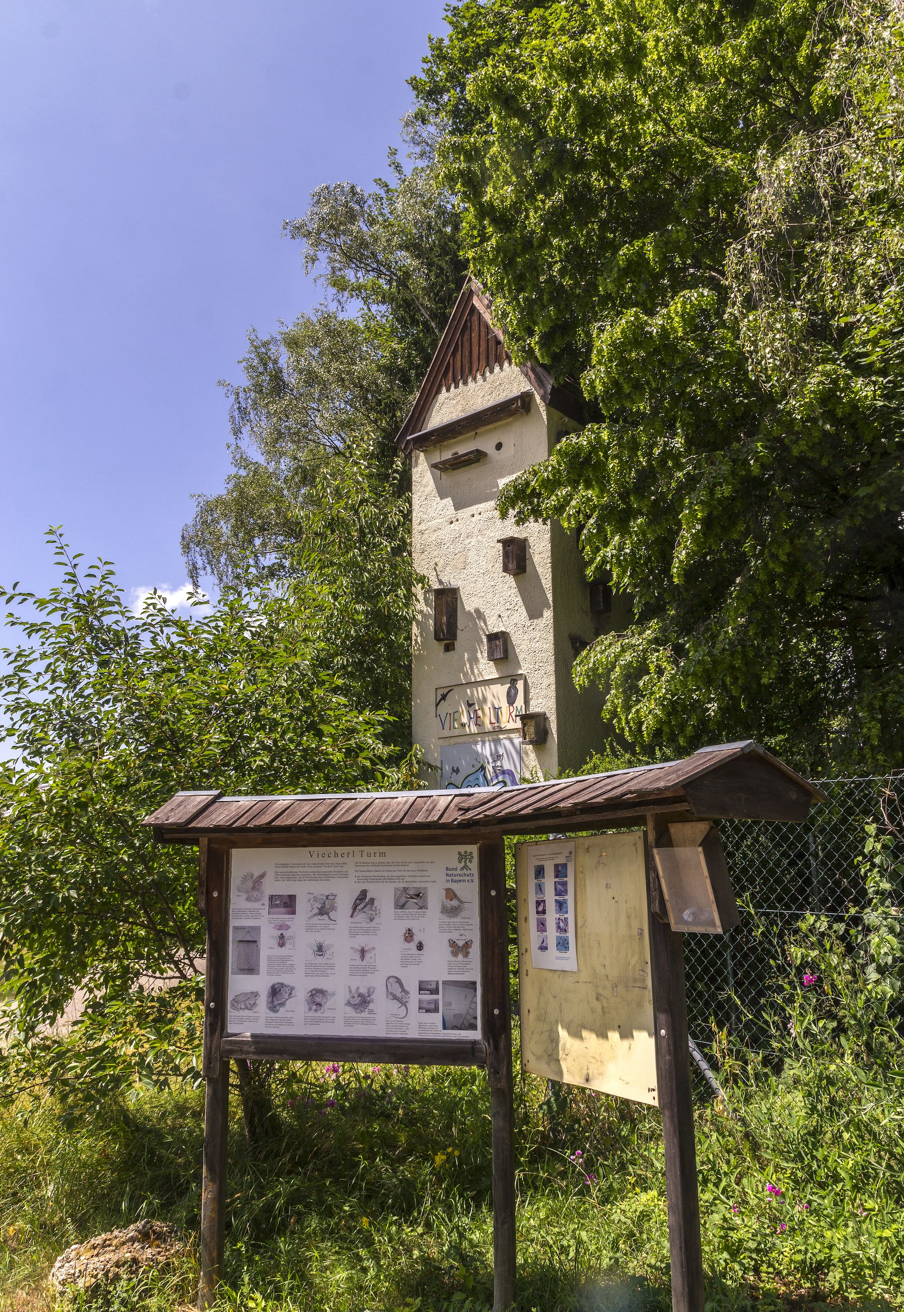 Viecherlturm im Sommer, mit veranschaulichender Artentafel
